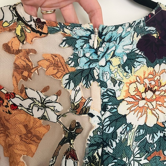 Sophisticated and unique dress - Picture 5 of 6